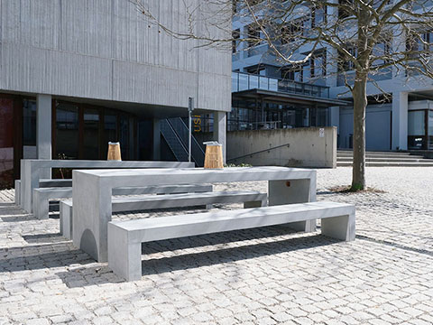 Sonderelemente Sitzbänke Tische und Sitzblöcke aus Beton