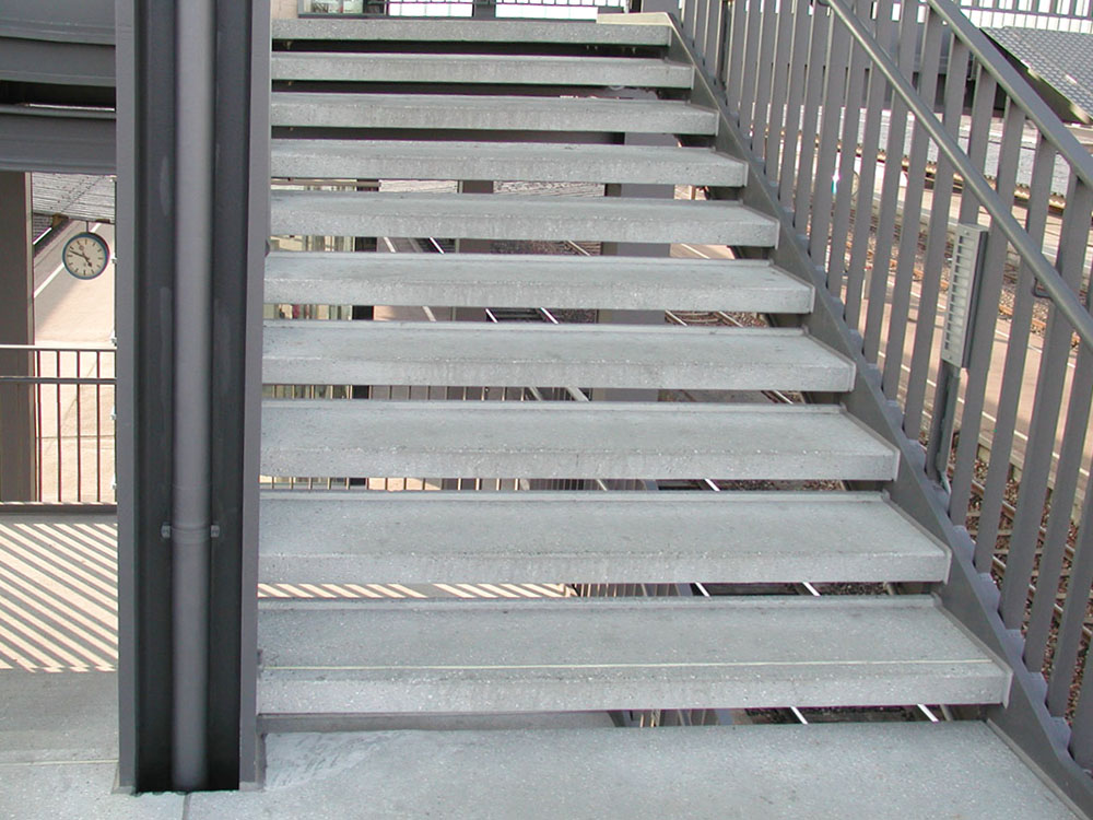 Stufenplatten Betontreppe öffentlicher Bereich Bahnhof